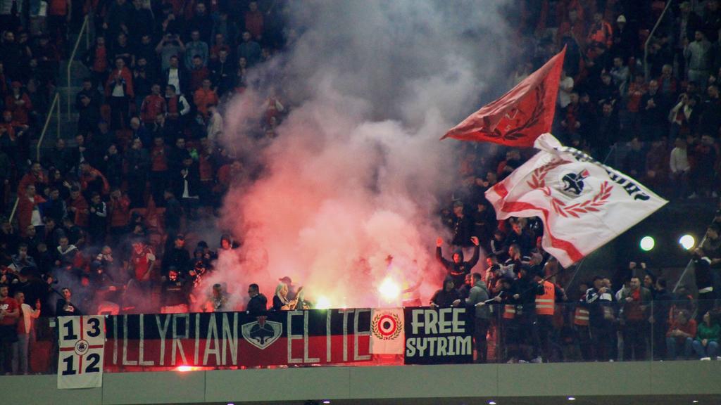 Albanische Fans zündeten Pyrotechnik im Stadion