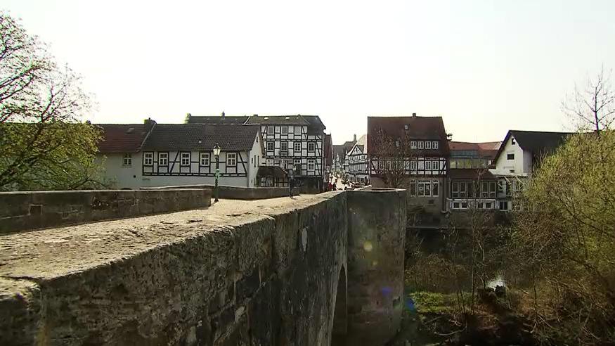 Die über 400 Jahre alte Bartenwetzerbrücke in Melsungen führt über die Fulda.