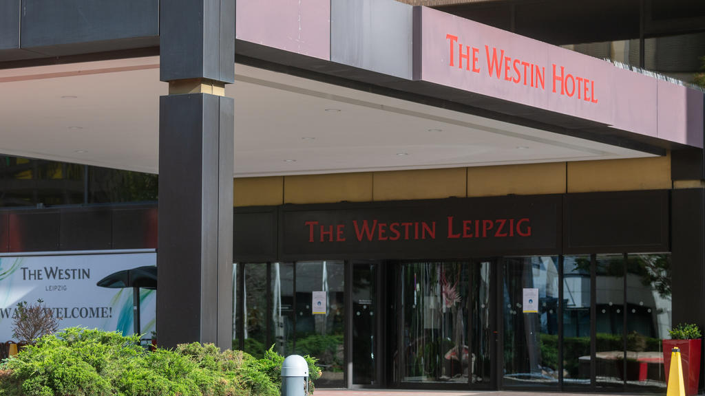 06.10.2021, Sachsen, Leipzig: Blick auf den Eingang zum Hotel Westin Leipzig. Der Sänger Ofarim berichtete sichtlich bewegt in einem am Dienstag (05.10.2021) veröffentlichten Instagram-Video, ein Mitarbeiter des Hotels habe ihn am Empfang aufgeforder