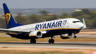 FILE PHOTO: A Ryanair Boeing 737-800 airplane takes off from the airport in Palma de Mallorca, Spain, July 29, 2018.  REUTERS/Paul Hanna/File Photo