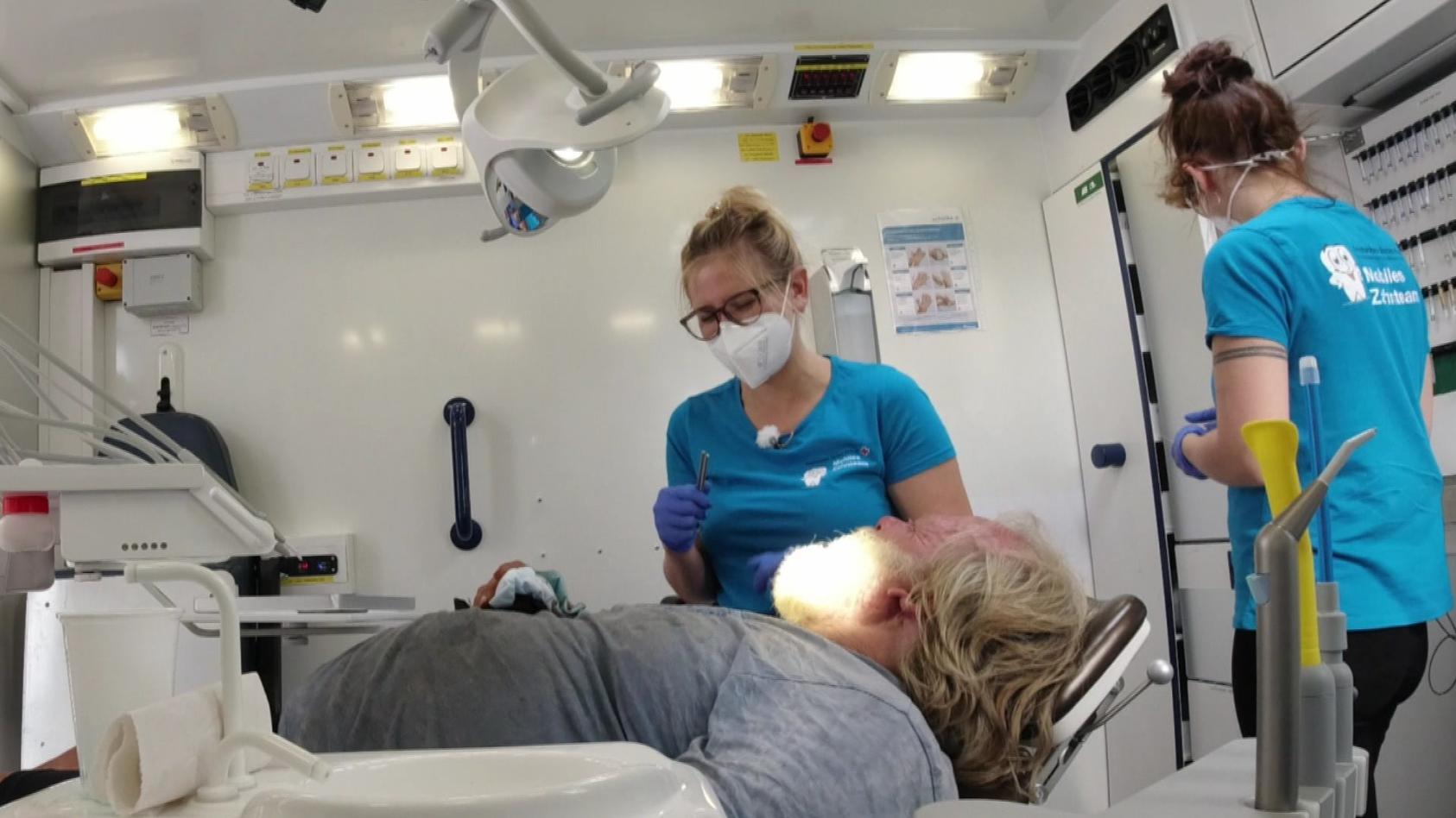 Ärzte behandeln ehrenamtlich im Zahnmobil