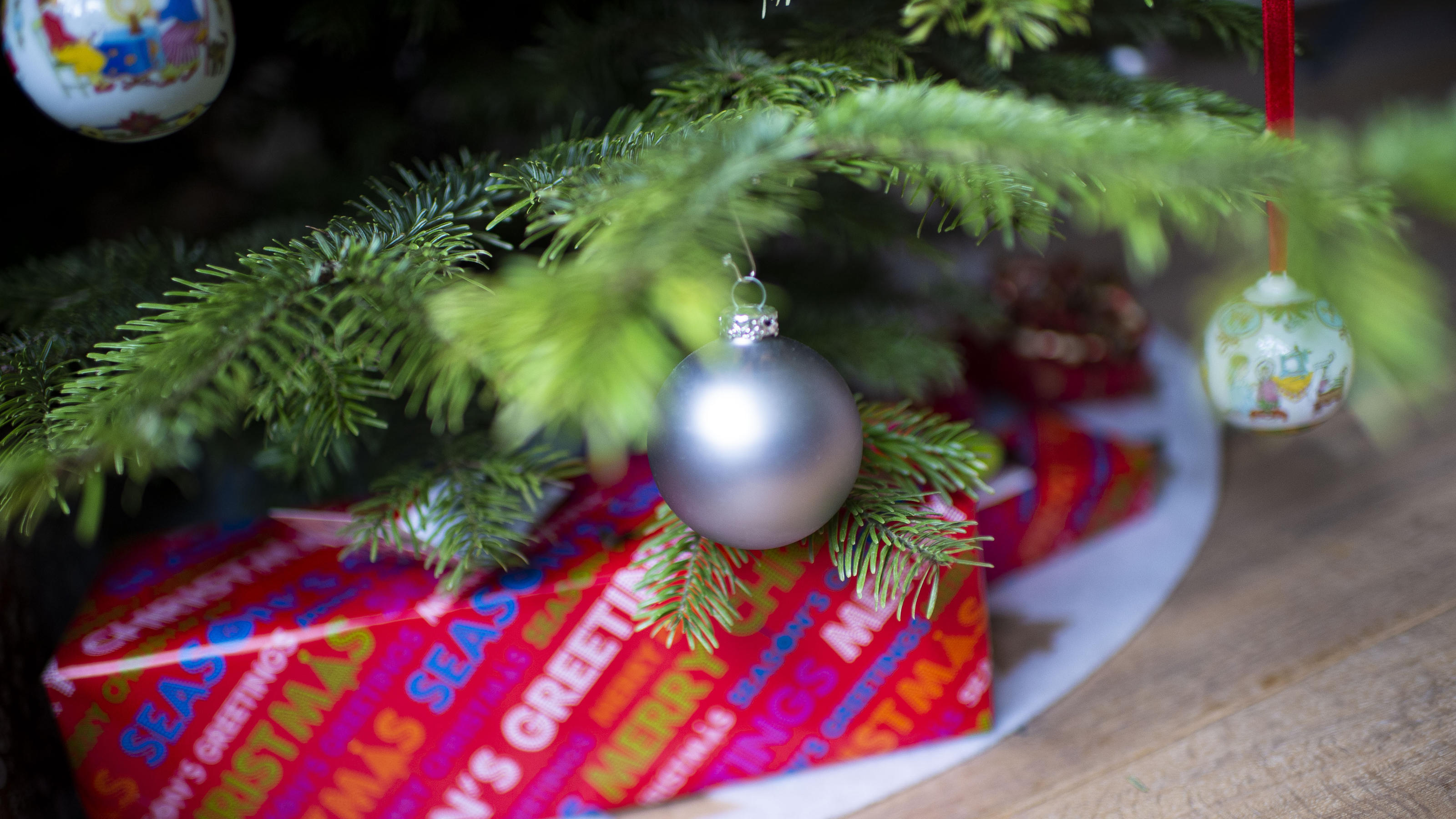 Feature Weihnachtsgeschenke: Geschenke liegen unter einem Tannenbaum, die weihnachtlich geschmückt ist. Foto: Wedel/Kirchner-Media