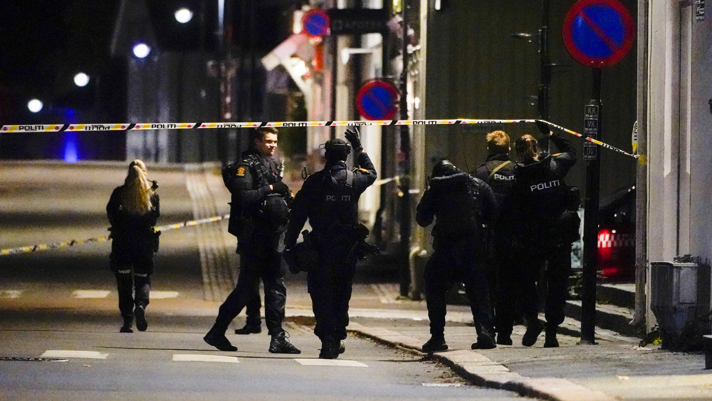 13.10.2021, Norwegen, Kongsberg: Polizisten ermitteln im Zentrum von Kongsberg nach einer Gewalttat. Bei der Gewalttat hat es mehrere Tote und Verletzte gegeben. Foto: Håkon Mosvold Larsen/NTB/dpa +++ dpa-Bildfunk +++