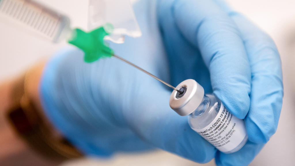 Eine Klinik-Mitarbeiterin zieht den Covid-19 Impfstoff von Biontech/Pfizer für eine Impfung auf eine Spritze. (zu dpa "Biontech/Pfizer beantragen US-Notfallzulassung für jüngere Kinder") Foto: Sven Hoppe/dpa +++