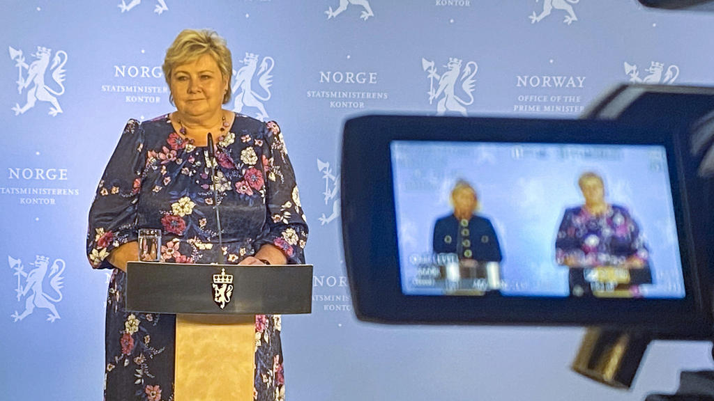 13.10.2021, Norwegen, Oslo: Die amtierende norwegische Ministerpräsidentin Erna Solberg (r) und Justizministerin Monica Mæland sprechen auf einer Pressekonferenz nach dem Polizeibriefing über den Anschlag in Kongsberg. Ein mit Pfeil und Bogen bewaffn