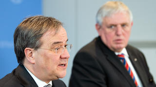 Armin Laschet (CDU,l) nordrhein-westfälischer Ministerpräsident, und Karl-Josef Laumann (CDU), Gesundheitsminister von Nordrhein-Westfalen