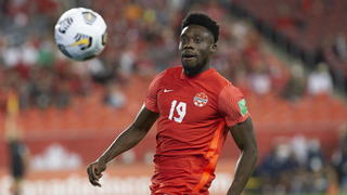 October 13, 2021, Toronto, on, Canada: Canada s Alphonso Davies eyes the ball against Panama during second half World Cup qualifying action in Toronto on Wednesday, October 13, 2021. Canada News - October 13, 2021 PUBLICATIONxINxGERxSUIxAUTxONLY - ZUMAc35_ 20211013_zaf_c35_075 Copyright: xChrisxYoungx 