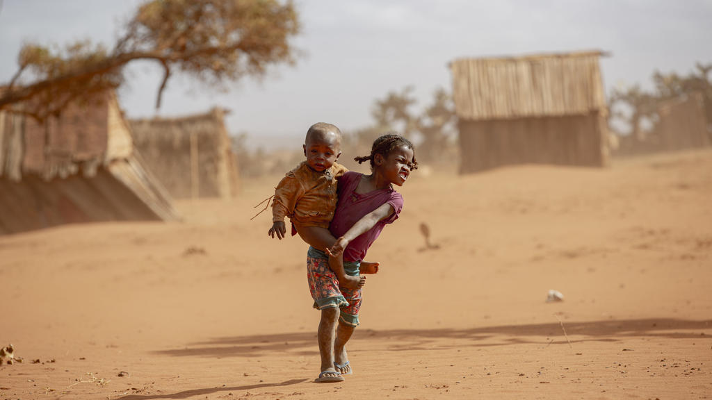 ARCHIV - 11.06.2021, Madagaskar, Amboasary District: Kinder im Süden Madagaskars. Die schlimmste Dürre seit 40 Jahren gefährdet in dem vor Afrikas Ostküste gelegenen Inselstaat Madagaskar das Leben hunderttausender Menschen.