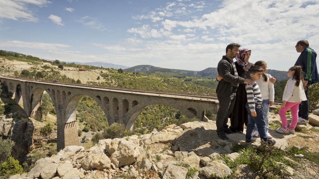 Das Gavurdere-Viadukt ist eine beliebte - aber aufgrund seiner Klippen auch gefährliche - Touristenattraktion. Hier posiert eine Familie vor der Brücke.
