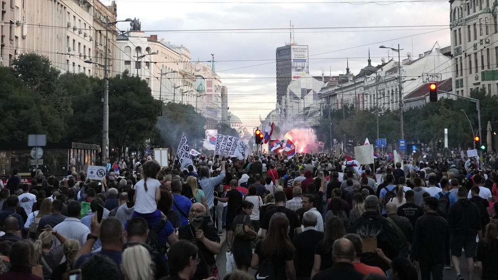 18.09.2021, Serbien, Belgrad: Demonstranten nehmen an einem Protest gegen mögliche neue Corona-Beschränkungen, die von der Regierung angekündigt wurden, teil. Foto: Darko Vojinovic/AP/dpa +++ dpa-Bildfunk +++