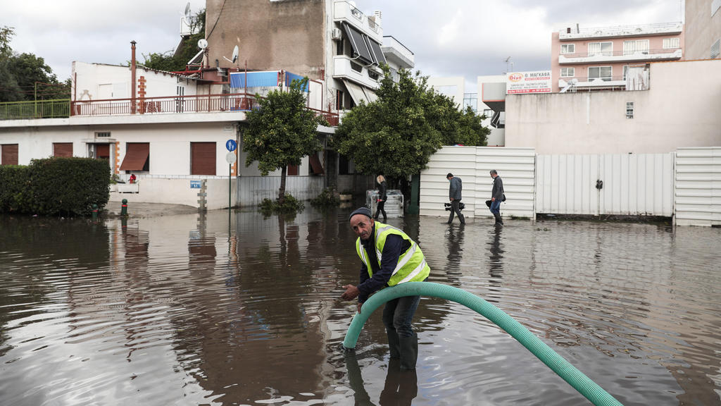 Griechenland - Athen, Stürme und heftige Regenschauer haben die griechische Hauptstadt und andere Teile Südgriechenlands heimgesucht und zu Verkehrsbehinderungen und einigen Straßensperrungen geführt. Im Bild: Überflutete Antigonis-Straße im Athener