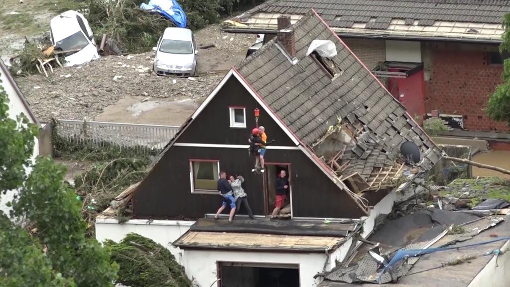 Der Moment der Rettung, den beide niemals vergessen werden: Hildegard klammert sich fest an Feuerwehrmann René.