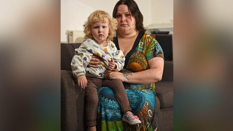 Elizabeth erklärt: „Ich muss meine Tochter über meinen Brüsten tragen, denn ich kann sie nicht auf den Hüften tragen, weil meine Brüste im Weg sind.“