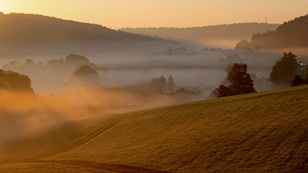 News Bilder des Tages Goldener Oktober, Herbst im Siegerland, ein sehr kalter Herbstmorgen im Siegerland, Nebel liegt am fruehen Morgen im Tal in Siegen-Oberschelden, die Sonne geht auf Herbststimmung im Siegerland am 09.10.2021 in Siegen/Deutschlan