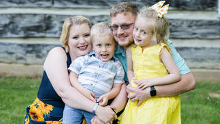 Familie Price auf einem Familienfoto. Die Eltern Alexandra und Joshua und die Kinder Lukas (4) und Sophia (5).