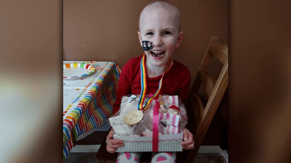 Noch vor ihrem 5. Geburtstag wurde bei Poppy Krebs diagnostiziert. Trotzdem kümmert sich die tapfere Kleine um ihren wenige Monate alten Bruder.