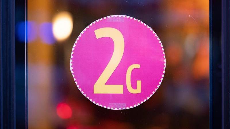 "2G" bedeutet, dass nur Geimpfte oder Genese shoppen gehen können. Ein Corona-Test reicht nicht aus.