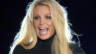 ARCHIV - 18.10.2018, USA, Las Vegas: Britney Spears steht auf der Bühne vom Park MGM Hotel-Casino. Der Vater von Britney Spears ist von einer Richterin in Los Angeles als Vormund der Sängerin abgesetzt worden. (zu dpa: «Gericht: Britney Spears' Vater als Vormund abgesetzt») Foto: Steve Marcus/Las Vegas Sun/AP/dpa - ACHTUNG: Nur zur redaktionellen Verwendung und nur mit vollständiger Nennung des vorstehenden Credits +++ dpa-Bildfunk +++