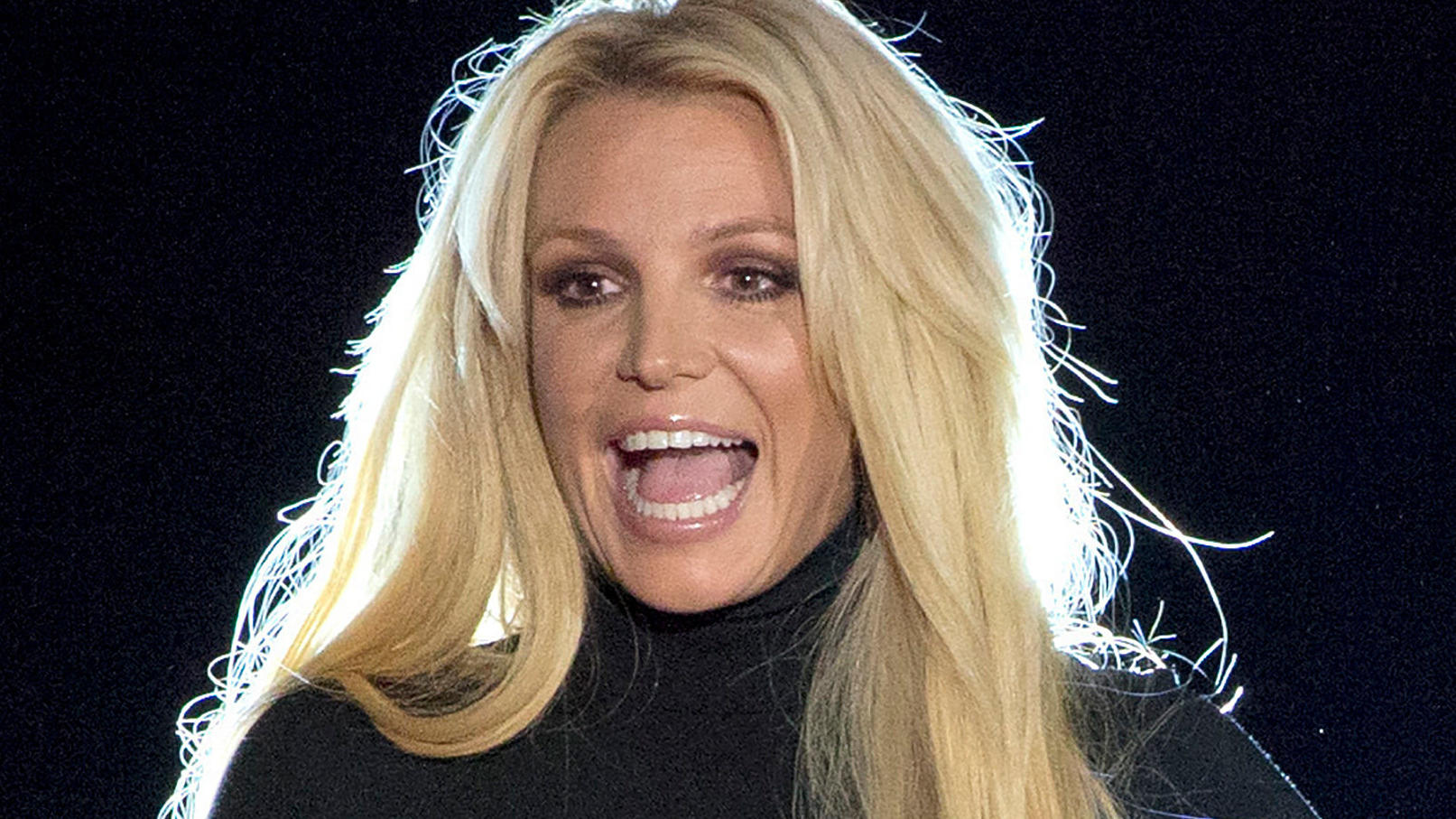 ARCHIV - 18.10.2018, USA, Las Vegas: Britney Spears steht auf der Bühne vom Park MGM Hotel-Casino. Der Vater von Britney Spears ist von einer Richterin in Los Angeles als Vormund der Sängerin abgesetzt worden. (zu dpa: «Gericht: Britney Spears' Vater