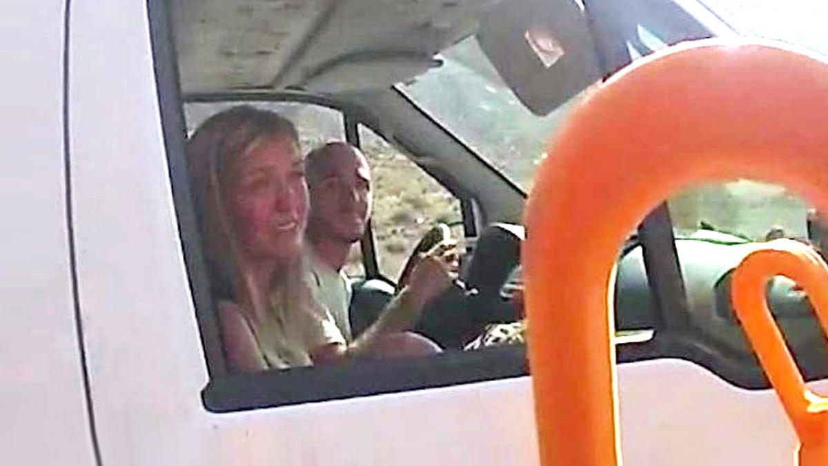 Aufnahmen einer Bodycam zeigen, wie die Polizei Gabby Petito und Brian Laundrie anhält. Macht sie hier ein heimliches Handzeichen?