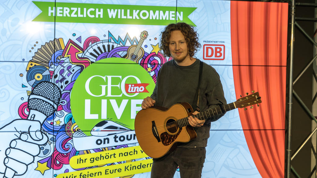 Michael Schulte gibt im RTL Audio Center in Berin ein Konzert für eine sehste Klasse.