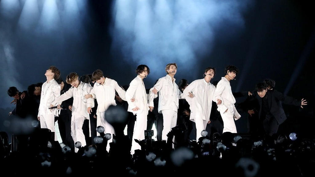 ARCHIV - 11.10.2019, Saudi-Arabien, Riad: Die südkoreanische Boyband BTS tritt während eines Konzerts im King Fahd International Stadion auf. Mit einem Auftritt in der UN-Vollversammlung in New York hat die K-Pop-Boyband BTS die Bedeutung der Nachhal