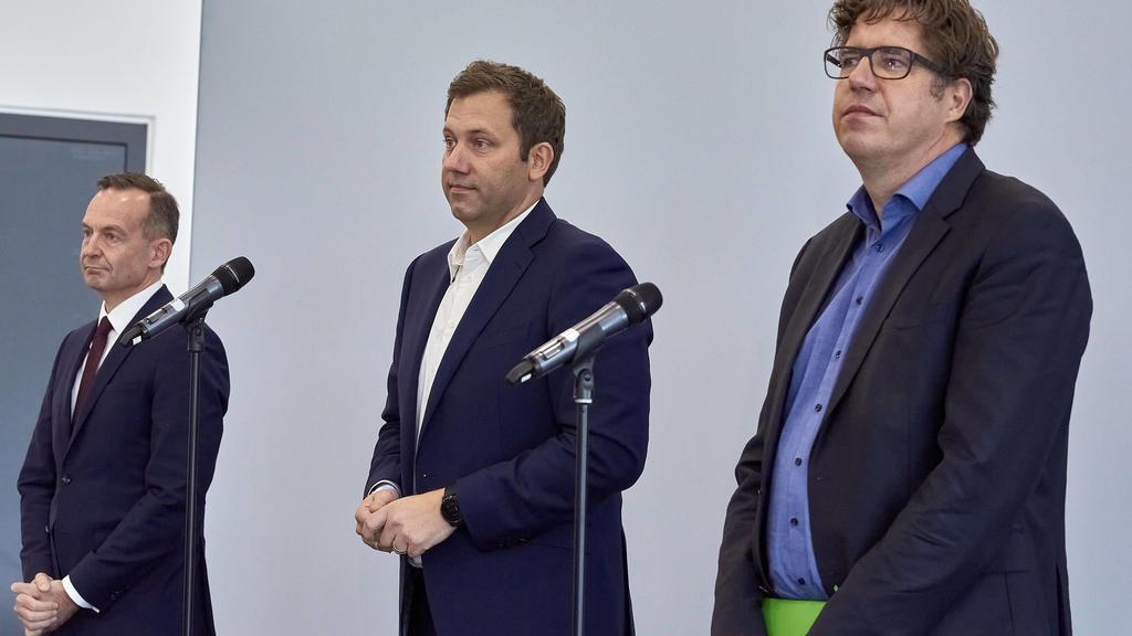 Volker Wissing Lars Klingbeil Michael Kellner - nach der Ampel-Sondierung Deutschland, Berlin:12.10.2021: Sondierungsgespräche von SPD, Grünen und Liberalen. Erörtert werden die Themen Digitalisierung, Demografie und Dekarbonisierung. *** Volker W