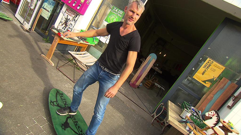 Sportlehrer und "Upcycler" Michael Bischoff zeigt, wie sein selbstkreiertes Jungle Board funktioniert.