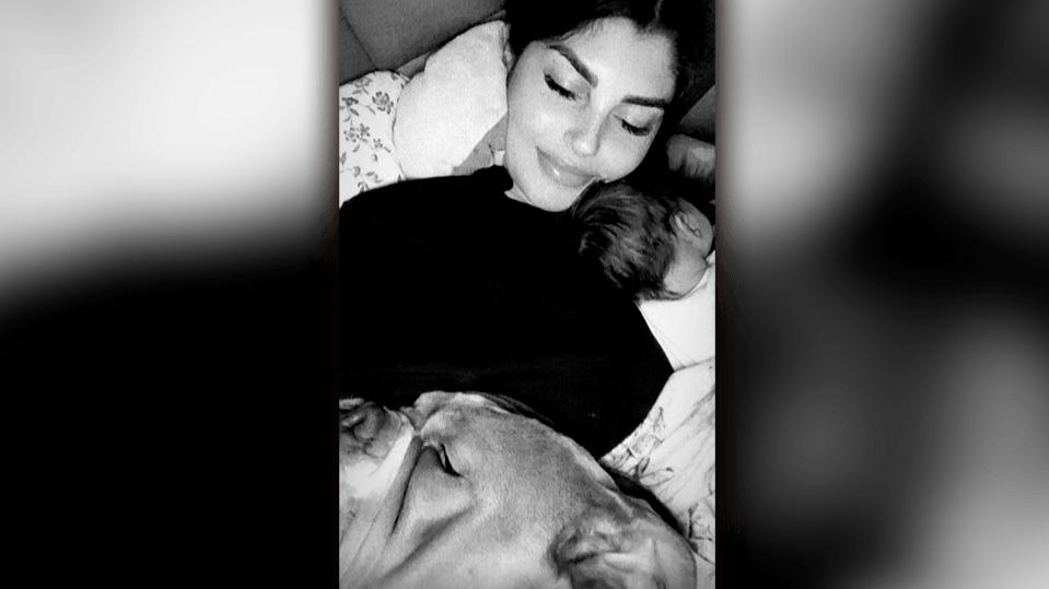 Yeliz Koc mit Töchterchen Snow und Hündin Luna.