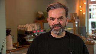 Pasan Milisic in seinem Café "Corner" in hannover.