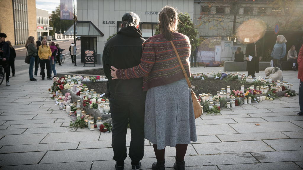 Menschen in Kongsberg, Norwegen trauern um die Todesopfer.
