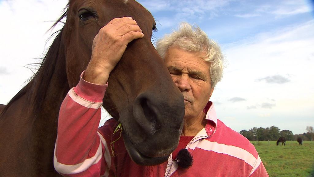 Wenn Nutztiere ihren Nutzen verlieren, dann hat leider oft ihre letzte Stunde geschlagen. Anders ist es bei Gnadenhofbesitzer Bernhard Kutz aus Ovelgönne. Auf seinem Gnadenhof "Pferdeoase" erleben die Tiere ihren Lebensabend so, wie er ihnen zusteht.