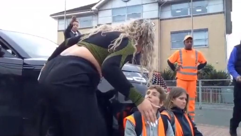 England Klima-Demo Mama schiebt Aktivisten mit Auto weg