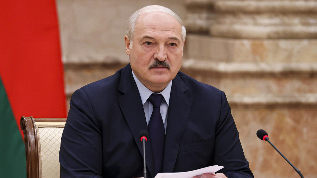 28.09.2021, Belarus, Minsk: Alexander Lukaschenko, Präsident von Belarus, gestikuliert, während er bei einer erweiterten Sitzung der Verfassungskommission spricht. Der autoritäre Staatschef von Belarus (Weißrussland) kündigte für Februar 2022 ein R