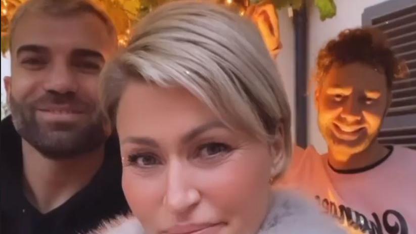 Es sind keine Geringeren als Rafi Rachek und Sam Dylan, die Jasmin an diesem schweren Tag zur Seite stehen.