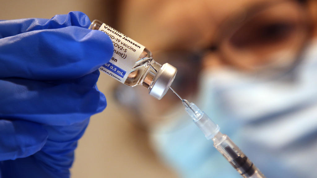 Eine Arzthelferin zieht in einer Praxis einer Hausärztin eine Spritze mit dem Corona-Impfstoff Janssen von Johnson & Johnson gegen das Corona-Virus auf. Vier Wochen nach einer Spritze mit dem Impfstoff können sich Mensche