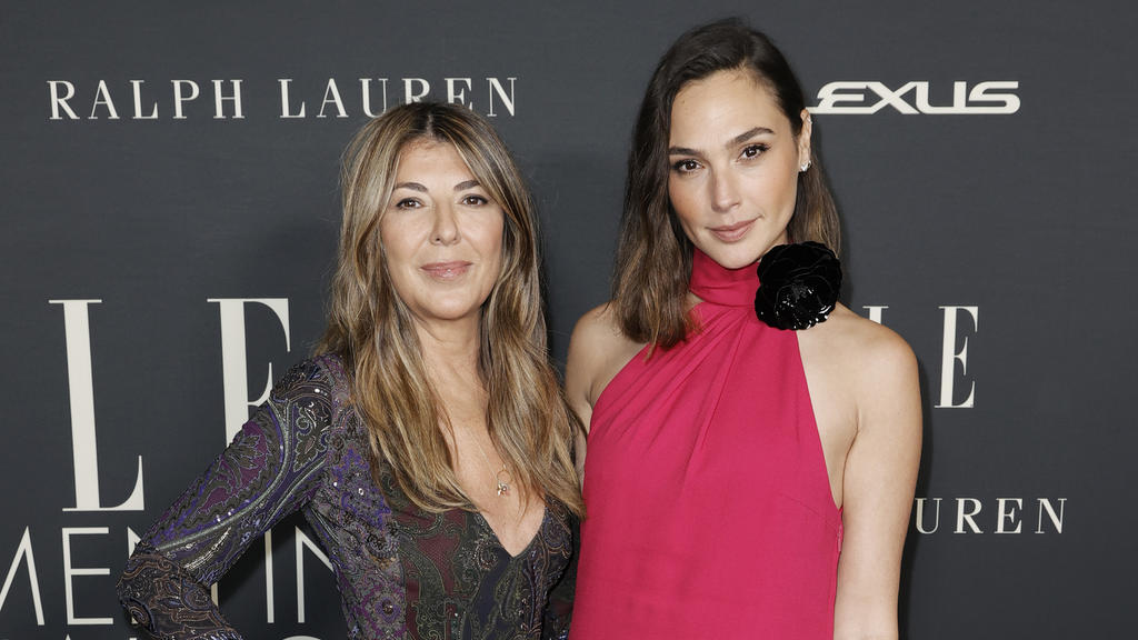Gal Gadot (r.) mit Elle-Chefredakteurin Nina Garcia (l.)