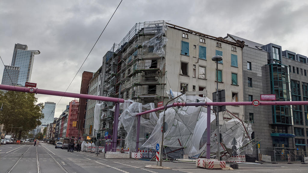 Auf einer Baustelle in Frankfurt stürzte ein Baugerüst zusammen.