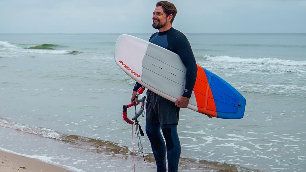Daniel Fehlow in seiner Rolle als Leon am Strand auf Rügen.