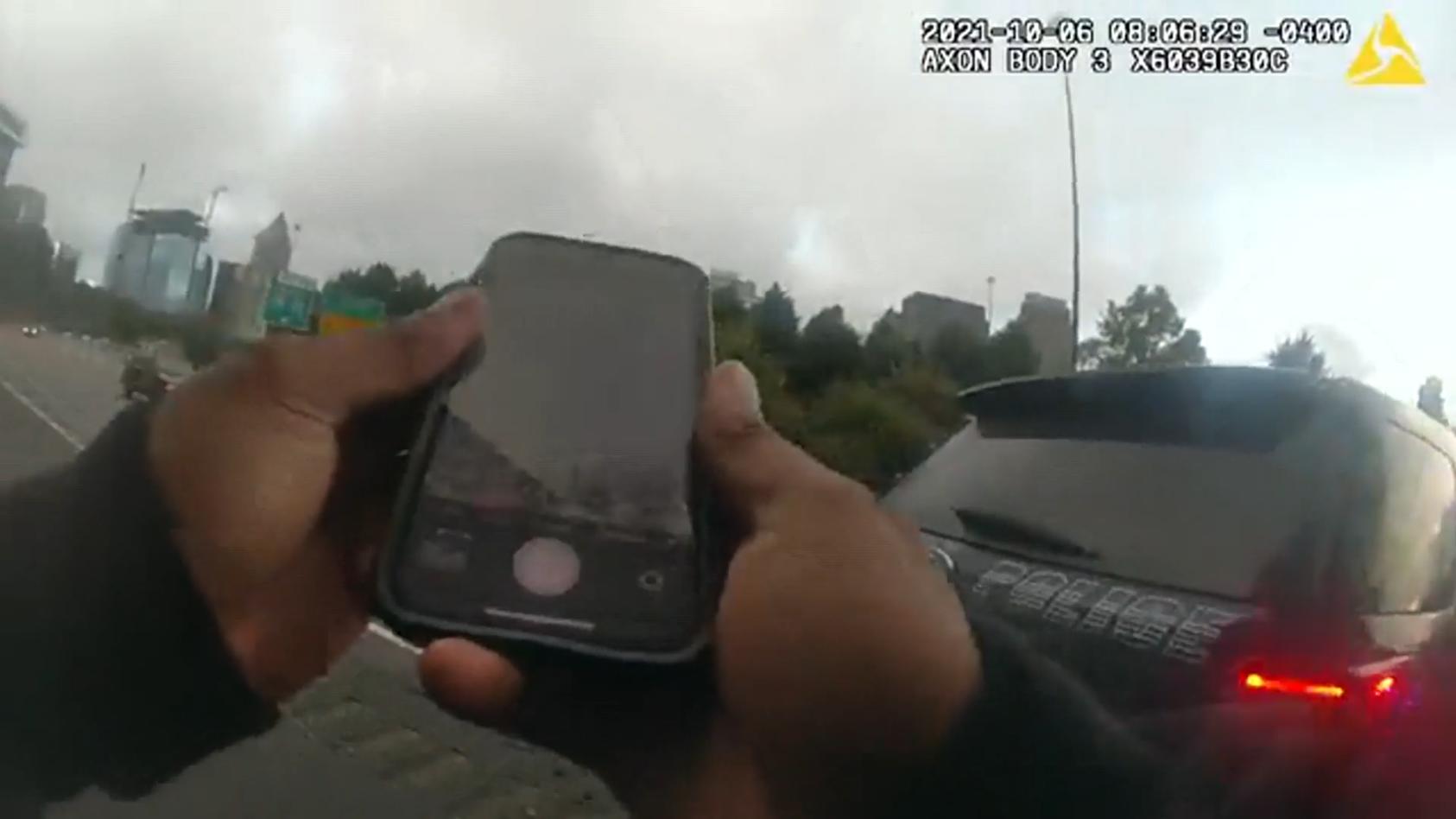 Schock-Video! Auto rast mit Vollgas in Polizisten - während er eine  Unfallstelle abfilmt