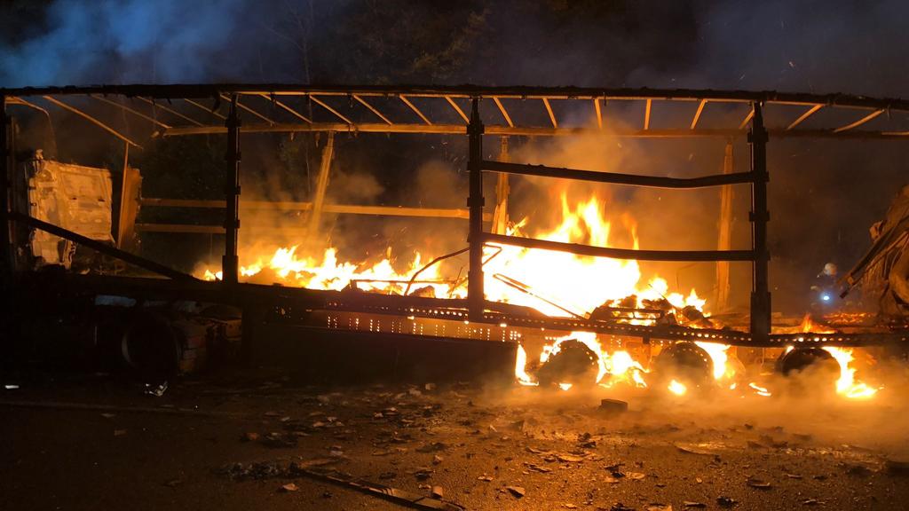 Ein Lastwagen ist in Flammen aufgegangen.