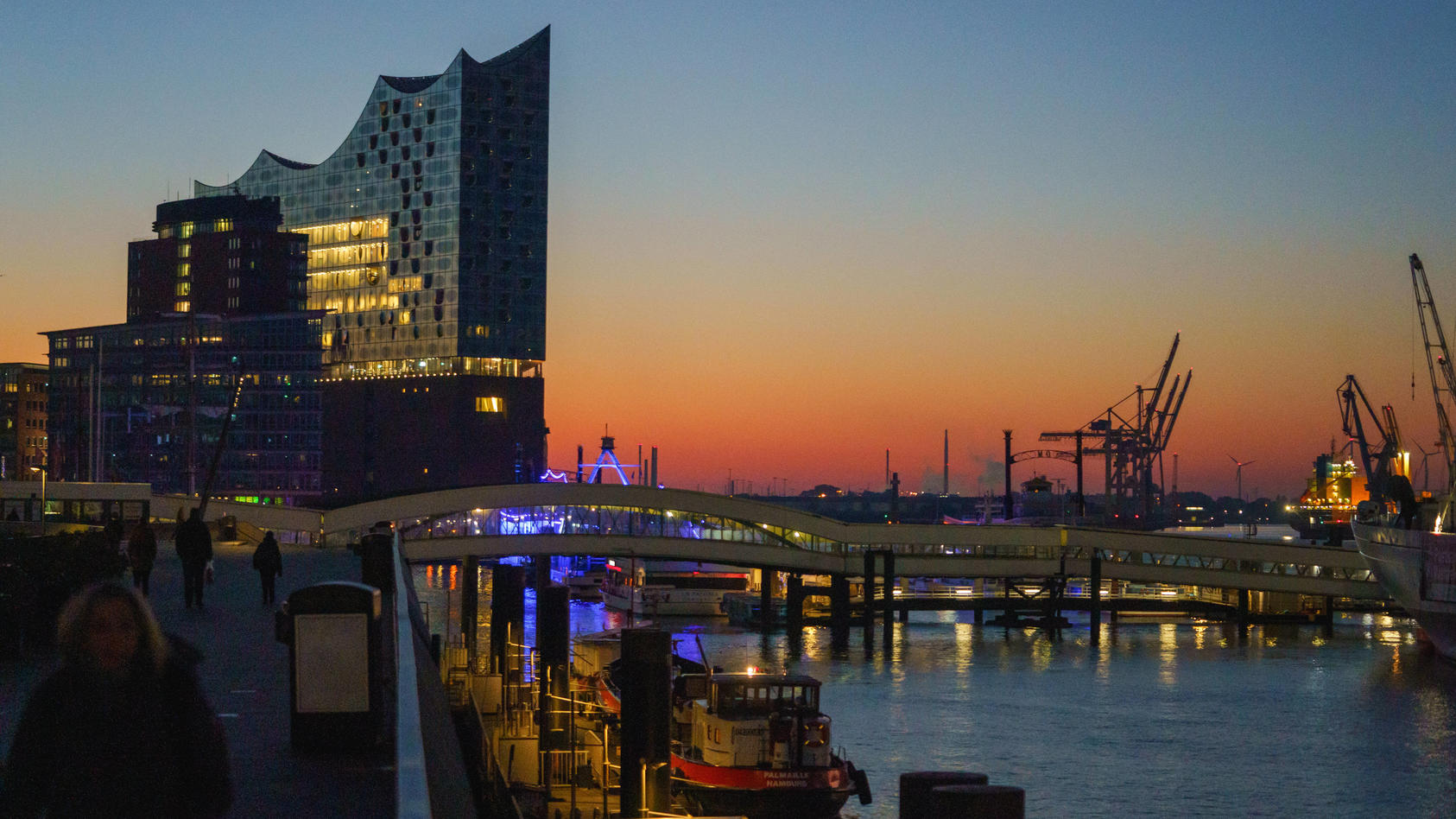  Sonnenaufgang an der Hamburger Elbphilharmonie -Sonnenaufgang an der Hamburger Elbphilharmonie -, Hamburg Hamburg Deutschland Vorsetzen *** Sunrise at the Hamburg Elbphilharmonie Sunrise at the Hamburg Elbphilharmonie , Hamburg Hamburg Germany Vorse