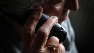 ARCHIV - 11.10.2019, Bayern, Würzburg: Eine ältere Frau telefoniert mit einem schnurlosen Festnetztelefon. In Hessen werden viele Seniorinnen und Senioren durch den sogenannten Enkeltrick oder Schockanruf um ihr Erspartes gebracht. (zu dpa: "Die Masche mit der Angst: Telefonbetrüger setzen auf Panik bei Opfern") Foto: Karl-Josef Hildenbrand/dpa +++ dpa-Bildfunk +++