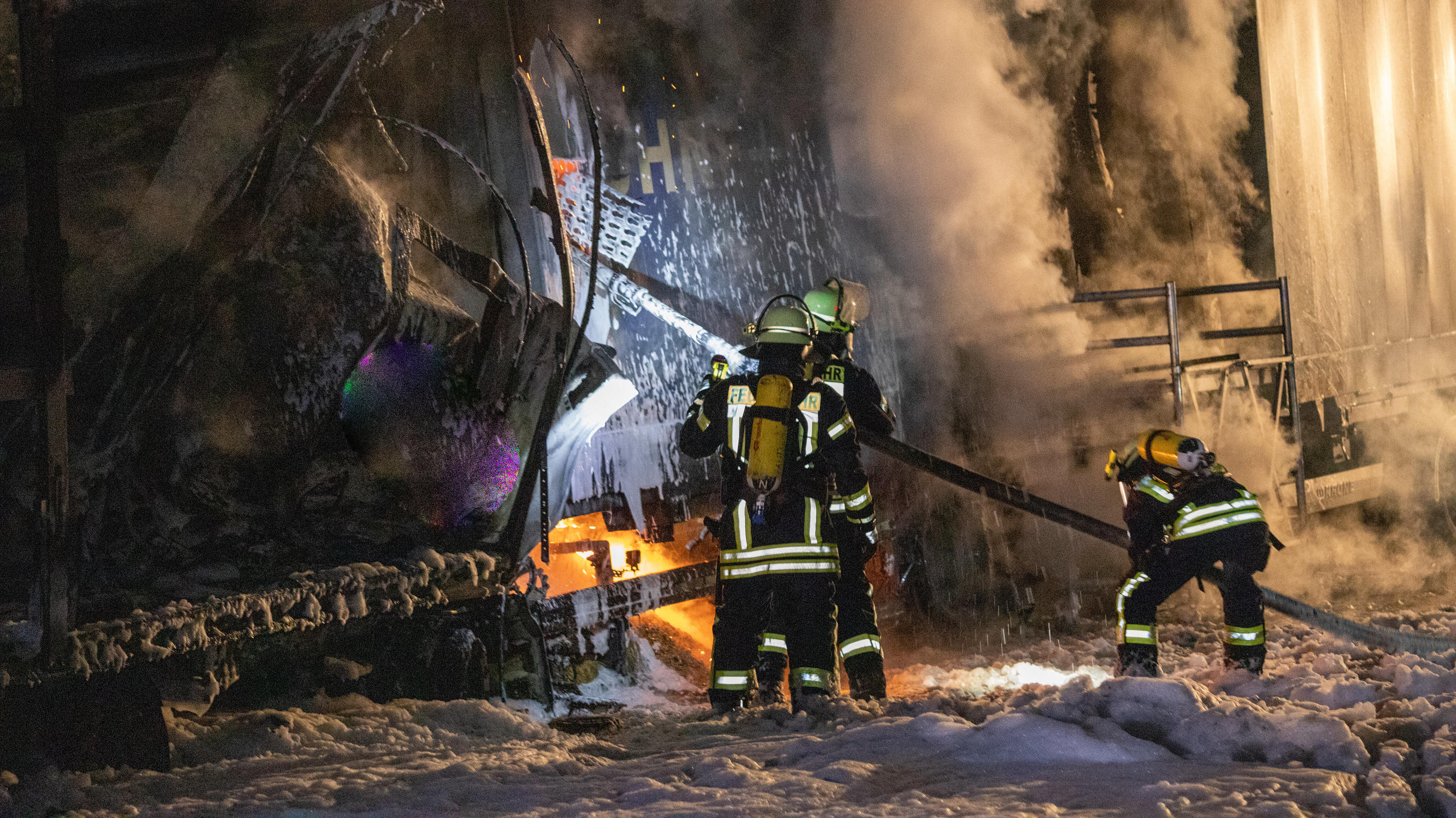 21.10.2021, Hessen, Burghaun: Einsatzkräfte der Feuerwehr löschen brennende Lastkraftwagen, die bei einem Unfall aufeinander gefahren sind. Foto: Fuldamedia/dpa +++ dpa-Bildfunk +++