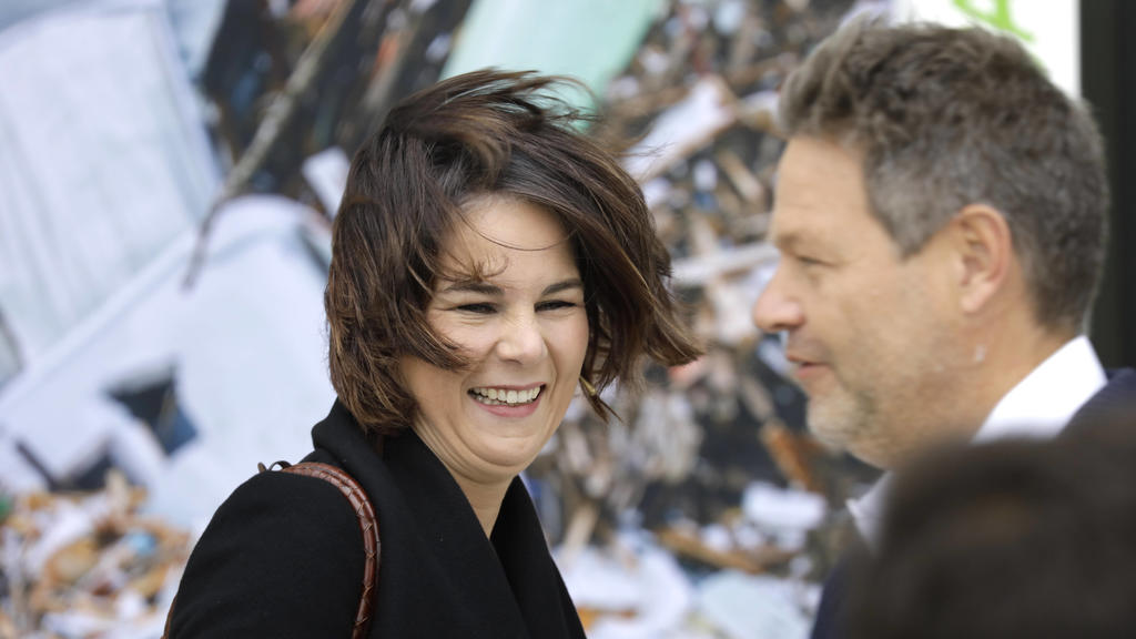 Annalena Baerbock, und Robert Habeck, beide Bundesvorsitzende von Buendnis 90/Die Gruenen, auf dem Weg zu den Koalitionsverhandlungen zwischen der FDP, SPD, und Buendnis 90/Die Gruenen, im Hub27 in Berlin, DEU, Berlin, 21.10.2021 *** Annalena Baerboc