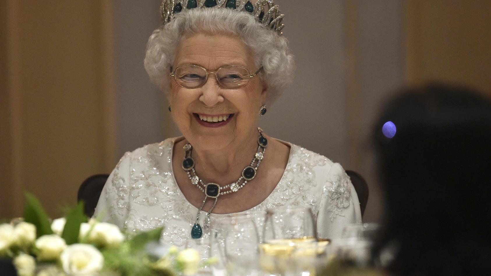 Queen Elizabeth II. bei einem Dinner