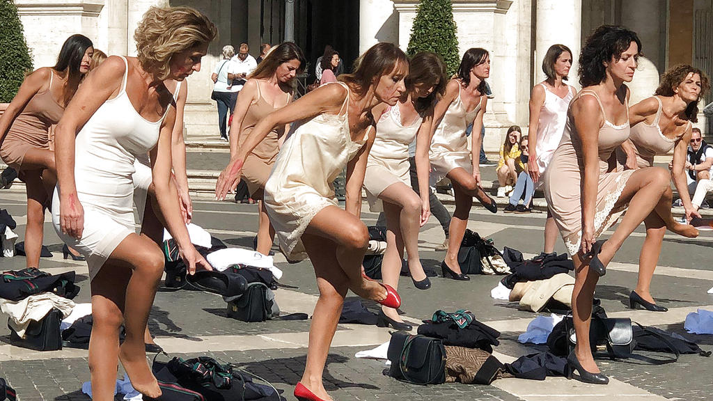 Flugbegleiterinnen ziehen zum Protest öffentlich ihre Uniform aus.