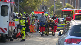 22.10.2021, Niedersachsen, Hannover: Einsatzkräfte von Rettungsdienst und Feuerwehr sind an einer Baustelle im Einsatz. Zwei Bauarbeiter sind in Hannover von einer einstürzenden Wand eines Rohbaus begraben und schwer verletzt worden. Die Opfer seien nicht in Lebensgefahr, sagte eine Polizeisprecherin am Freitag. Foto: -/TNN/dpa +++ dpa-Bildfunk +++