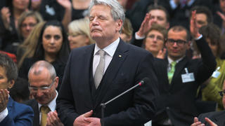 Joachim Gauck, neu gewählter Bundespräsident, nimmt am Sonntag (18.03.2012) den Applaus der Bundesversammlung im Reichstag in Berlin entgegen. 1240 Wahlleute bestimmten den neuen Bundespräsidenten. Foto: Michael Kappeler dpa  +++(c) dpa - Bildfunk+++