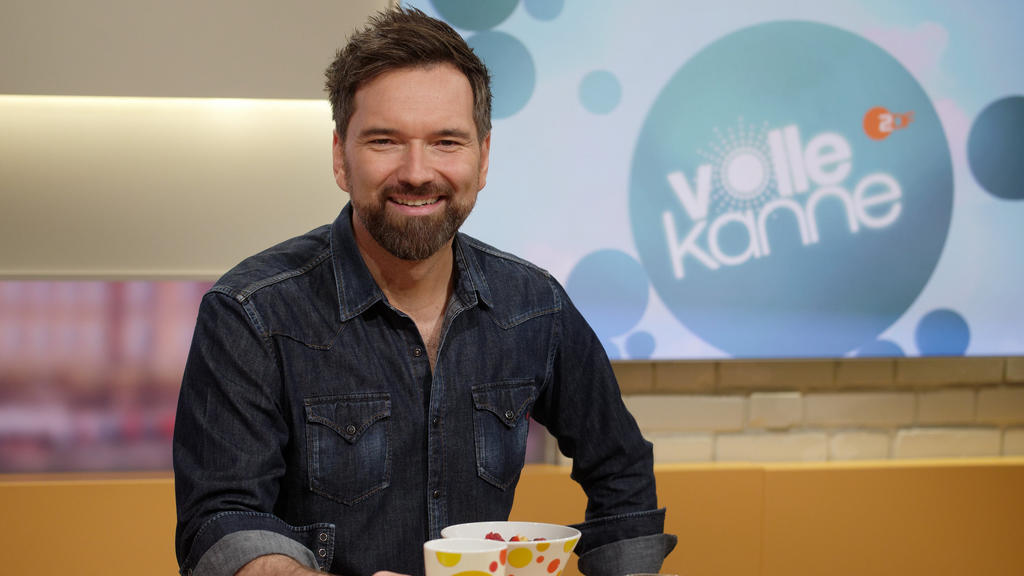 ARCHIV - 26.08.2019, Nordrhein-Westfalen, Düsseldorf: Der Moderator Ingo Nommsen sitzt bei einem Fototermin zum 20. Jubiläum der ZDF Fernsehsendung "Volle Kanne" im Studio (zu dpa: «Tod von Vater war ein Wendepunkt für Ingo Nommsen»). Foto: Henning K